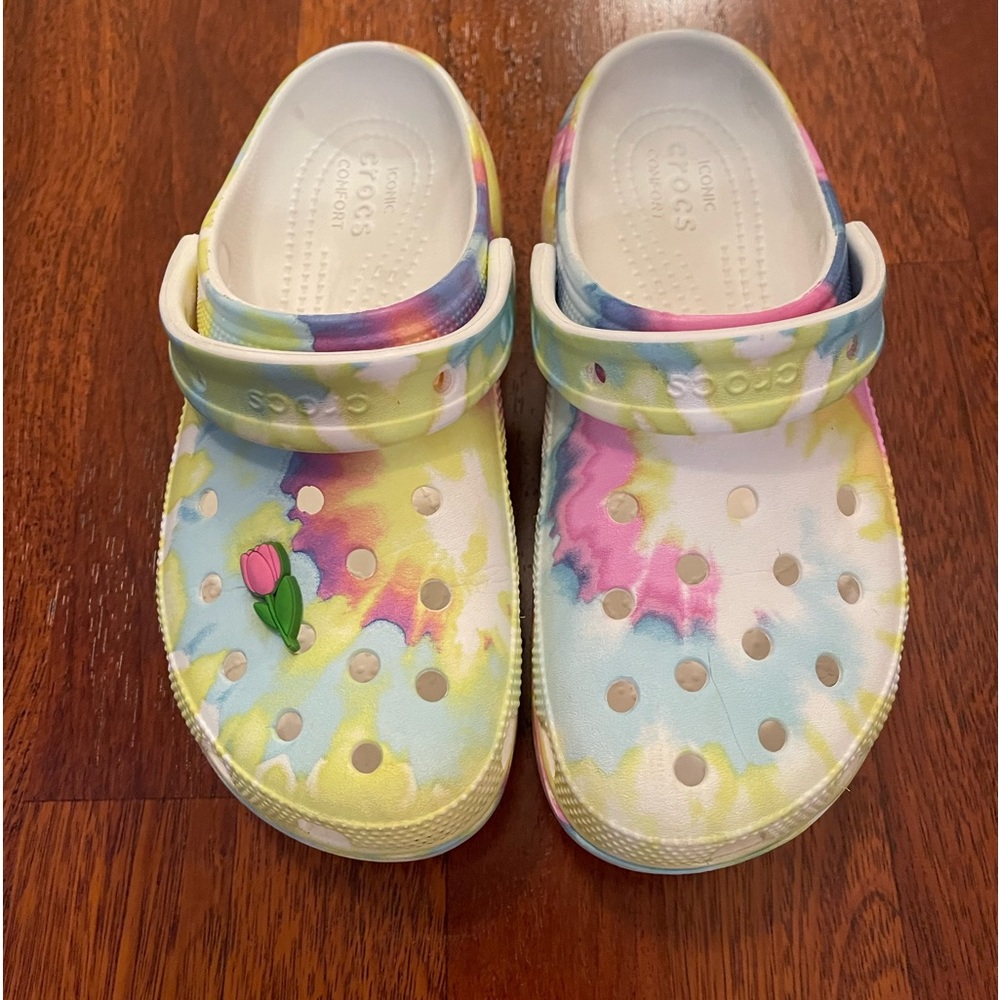 EUC Crocs Tie Dye Platform Clogs With Tulip Jibbitz🌷W7